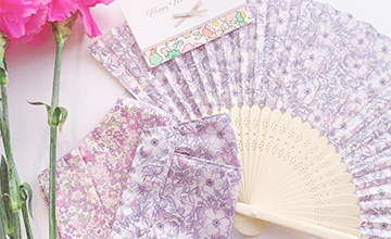 紫色リバティ柄のマスクケースと扇子